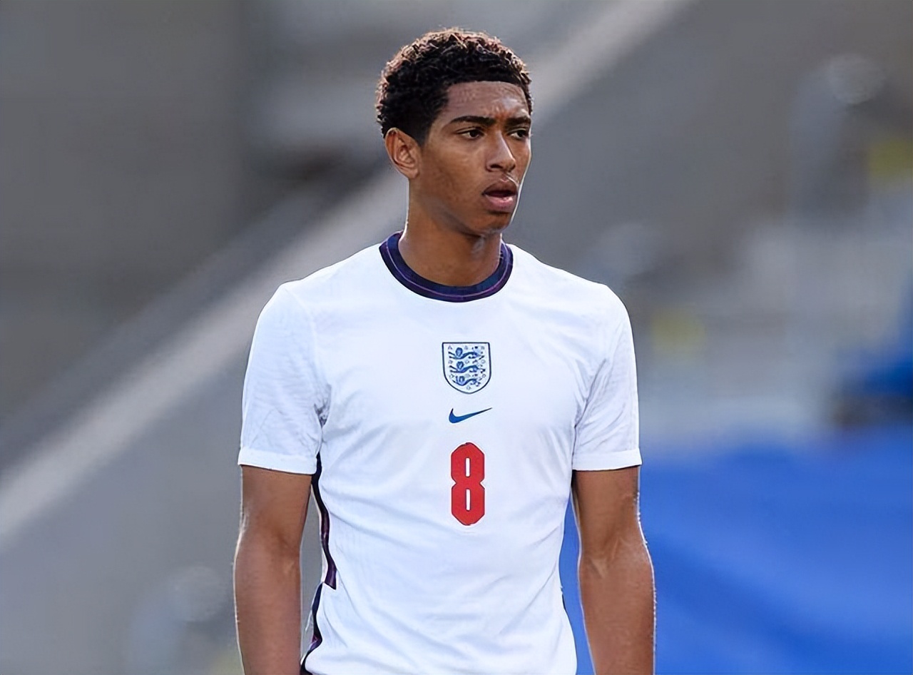 勇士老将挺身而出定胜局（勇士老将关键发力锁定胜局）