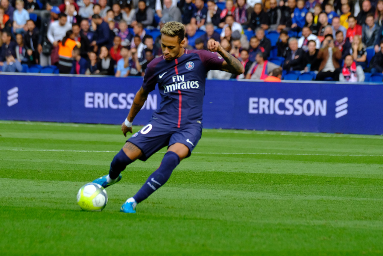 给你修修胡子，瓦科分享自己用剪刀剪克雷桑胡子的照片（瓦科晒照：亲自拿剪刀为克雷桑修胡子）