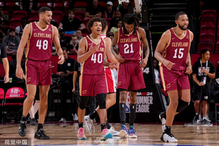 太阳报：贝克汉姆在一家高档酒吧举办派对，庆祝自己封爵（太阳报称贝克汉姆于高级酒吧办庆功宴，庆祝获封爵位）