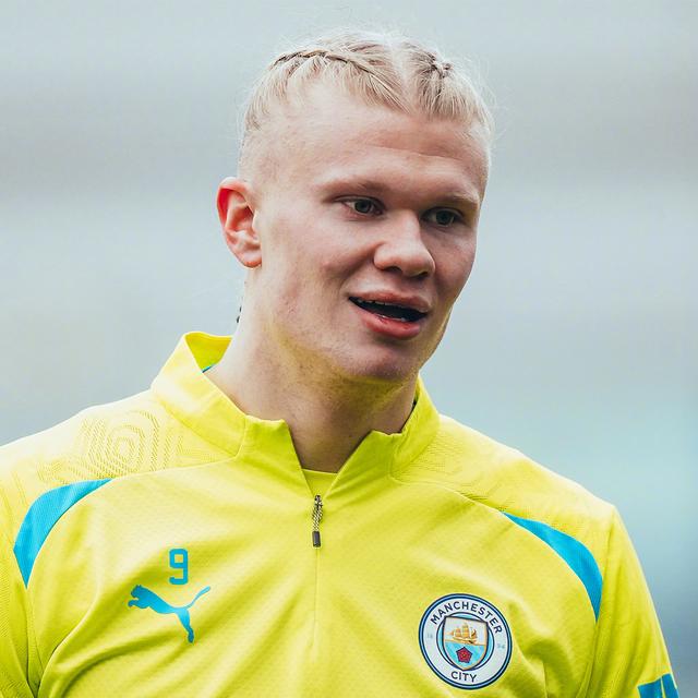 马尔卡宁持续得分表演，半场17分扛起进攻大旗（马尔卡宁手感火热，半场17分领衔进攻）