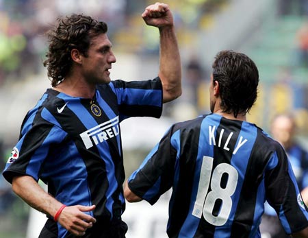 亚泰为客场全勤球迷颁发纪念证书，谭龙、徐浩峰等人参与颁奖（亚泰向客场全勤球迷颁发纪念证书，谭龙、徐浩峰等出席颁奖）