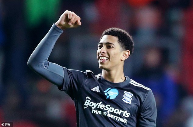 球星连续三次强打成功（球星三度强打告捷）