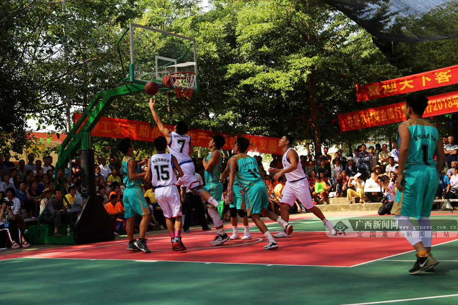 迈阿密跳舞庆祝夺冠，小贝兴奋舞动、梅西&德保罗有些局促（迈阿密夺冠后全队舞动庆典：小贝热情起舞，梅西与德保罗略显拘谨）