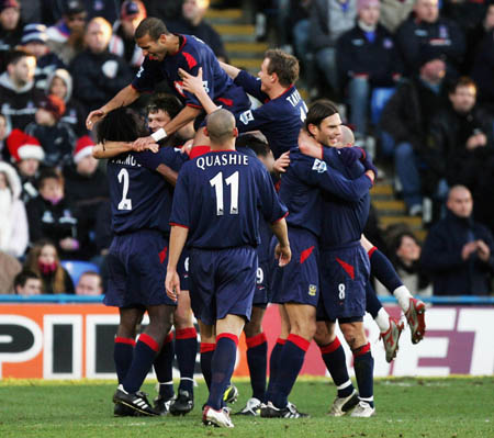 詹姆斯关键助攻锁定胜利（詹姆斯致命传球终结悬念）