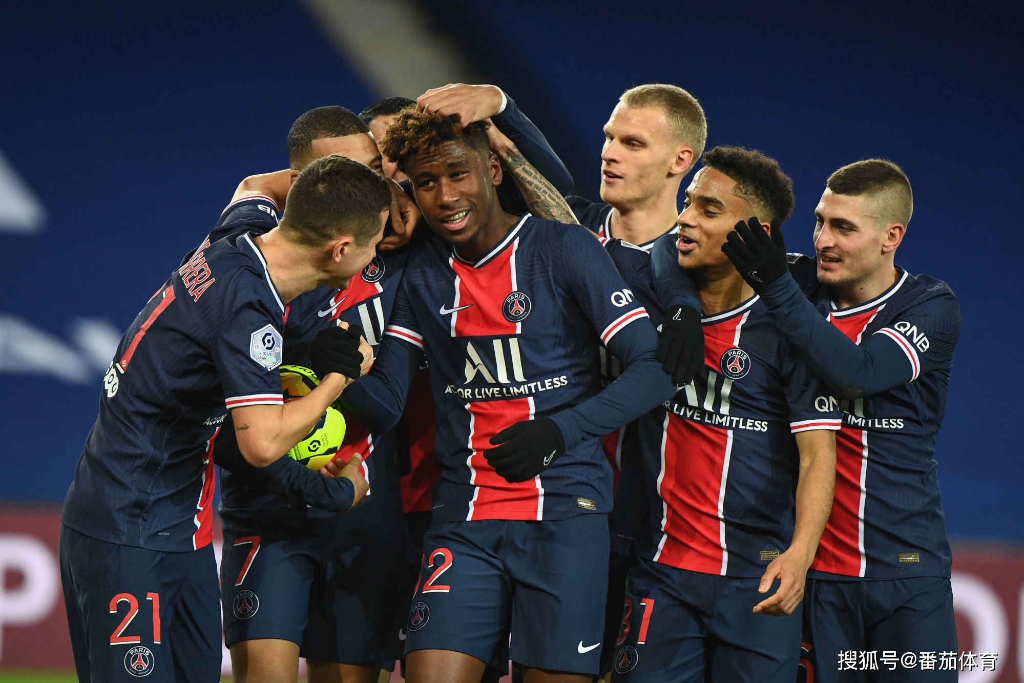 贝克汉姆捧杯狂喜，14岁小七穿抹胸太成熟，大儿子却在家熬汤（贝克汉姆捧杯欢腾，14岁小七抹胸造型引发热议，大儿子在家熬汤）