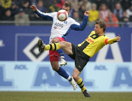 拜仁官方：穆西亚拉今天完成了部分单独训练（拜仁通报：穆西亚拉今日进行部分个人训练）