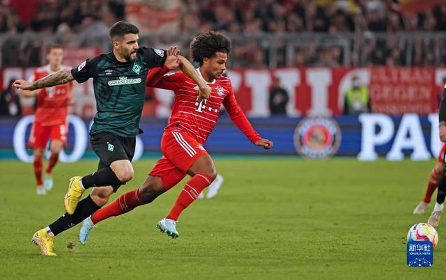 葡体中场西蒙斯：拜仁是支非常强大的球队，我们可以昂首离开（葡萄牙体育中场西蒙斯：拜仁实力强劲，我们可昂首离场）